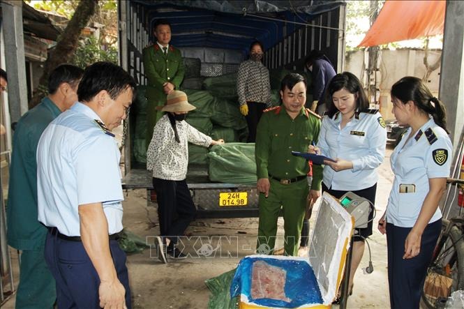tin thoi su nong moi nhat ngay 16122023 xe dau keo dut xich 3 cuon thep nang hang chuc tan vang xuong duong2