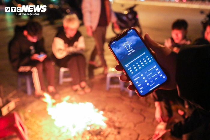 anh nguoi dan dot lua tren via he de suoi am giua dem ha noi ret dam1 anh nguoi dan dot lua tren via he de suoi am giua dem ha noi ret dam1