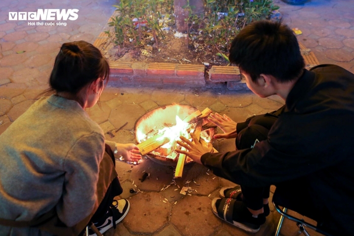 anh nguoi dan dot lua tren via he de suoi am giua dem ha noi ret dam10 anh nguoi dan dot lua tren via he de suoi am giua dem ha noi ret dam10