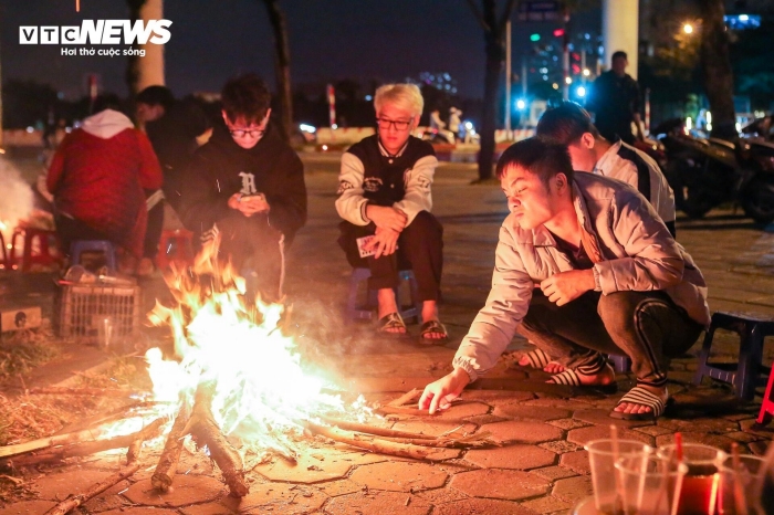 anh nguoi dan dot lua tren via he de suoi am giua dem ha noi ret dam11 anh nguoi dan dot lua tren via he de suoi am giua dem ha noi ret dam11