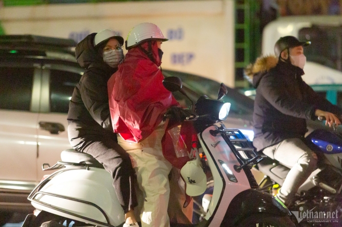anh nguoi dan dot lua tren via he de suoi am giua dem ha noi ret dam2 anh nguoi dan dot lua tren via he de suoi am giua dem ha noi ret dam2