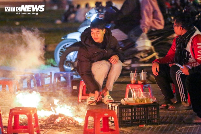 anh nguoi dan dot lua tren via he de suoi am giua dem ha noi ret dam3 anh nguoi dan dot lua tren via he de suoi am giua dem ha noi ret dam3