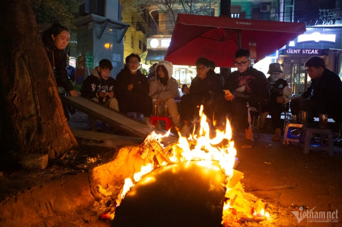 anh nguoi dan dot lua tren via he de suoi am giua dem ha noi ret dam4 anh nguoi dan dot lua tren via he de suoi am giua dem ha noi ret dam4