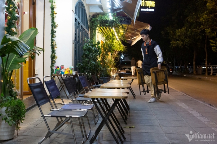 anh nguoi dan dot lua tren via he de suoi am giua dem ha noi ret dam6 anh nguoi dan dot lua tren via he de suoi am giua dem ha noi ret dam6