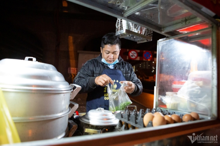 anh nguoi dan dot lua tren via he de suoi am giua dem ha noi ret dam7 anh nguoi dan dot lua tren via he de suoi am giua dem ha noi ret dam7