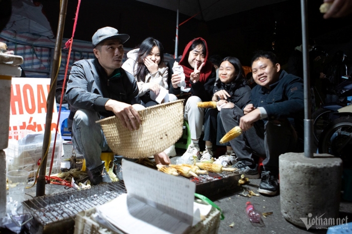 anh nguoi dan dot lua tren via he de suoi am giua dem ha noi ret dam9 anh nguoi dan dot lua tren via he de suoi am giua dem ha noi ret dam9