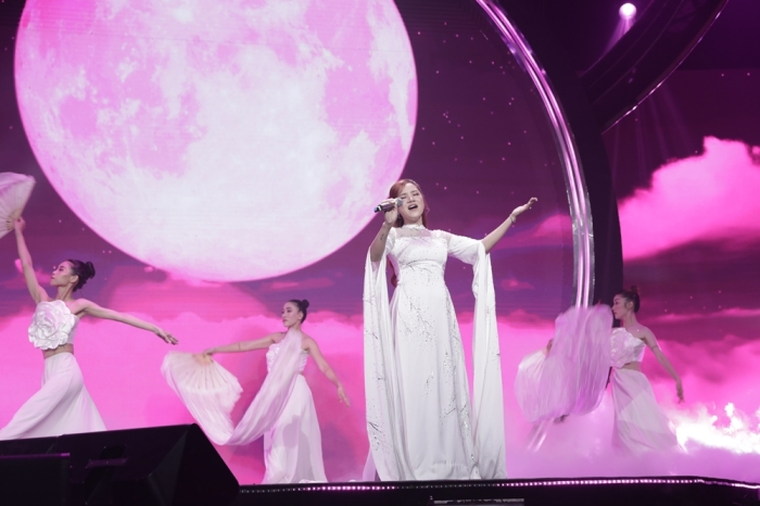 anh ngoc chau dien vay xe sau ton vong mot goi cam cung duong hoang yen ngoi ghe nong bigo gala night 20232