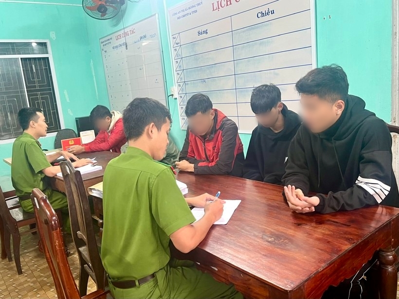 khoi to 13 thanh nien dua xe dan hang ngang tren quoc lo 1a khoi to 13 thanh nien dua xe dan hang ngang tren quoc lo 1a