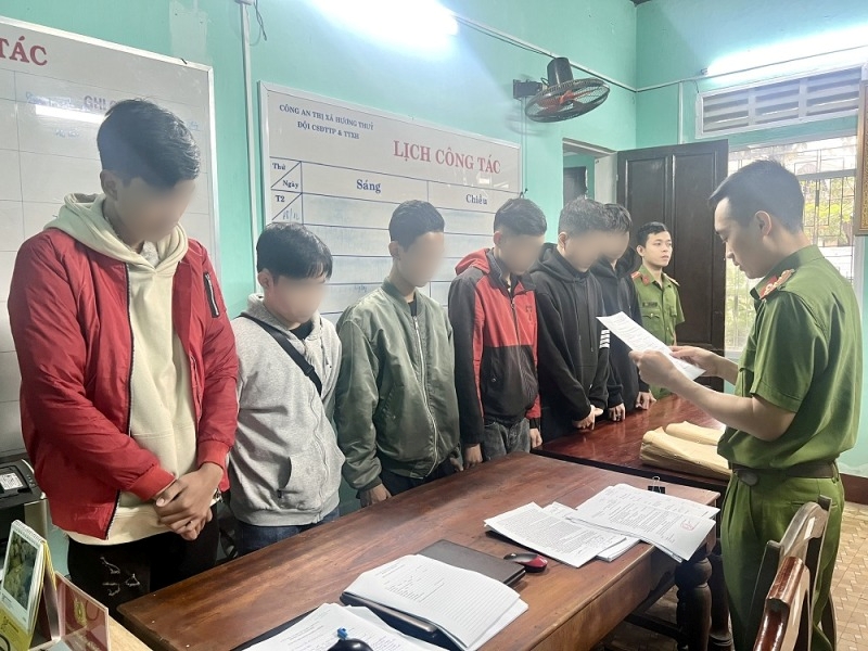 khoi to 13 thanh nien dua xe dan hang ngang tren quoc lo 1a1 khoi to 13 thanh nien dua xe dan hang ngang tren quoc lo 1a1