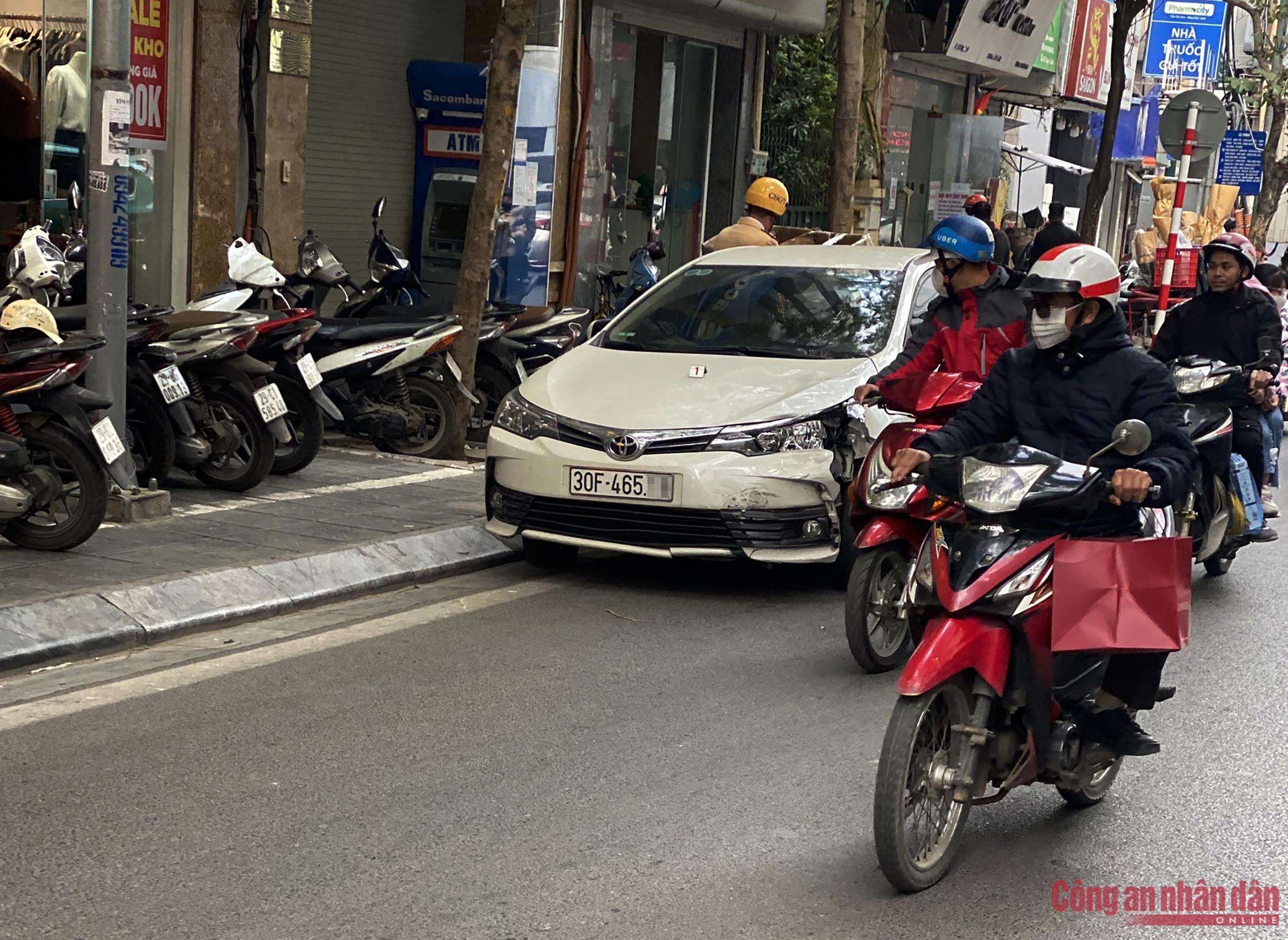 ha noi o to bat ngo lao nhanh sang duong nguoc chieu tong gia dinh 5 nguoi di xe may