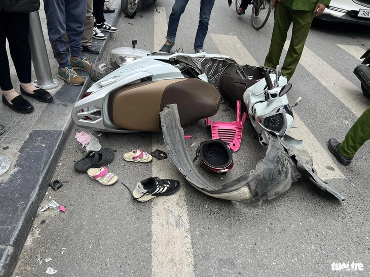 ha noi o to bat ngo lao nhanh sang duong nguoc chieu tong gia dinh 5 nguoi di xe may1