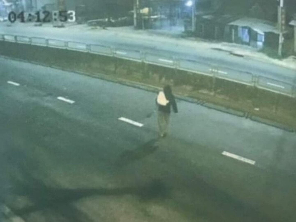 truy tim doi tuong do mai ngoi dot nhap cua hang trom 70 dien thoai di dong