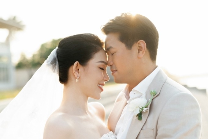ben trong phong rieng cua ai nu nha linh rin phillip nguyen tone trang chu dao cuc ky ngan nap12
