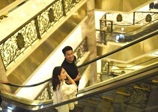 ben trong phong rieng cua ai nu nha linh rin phillip nguyen tone trang chu dao cuc ky ngan nap14