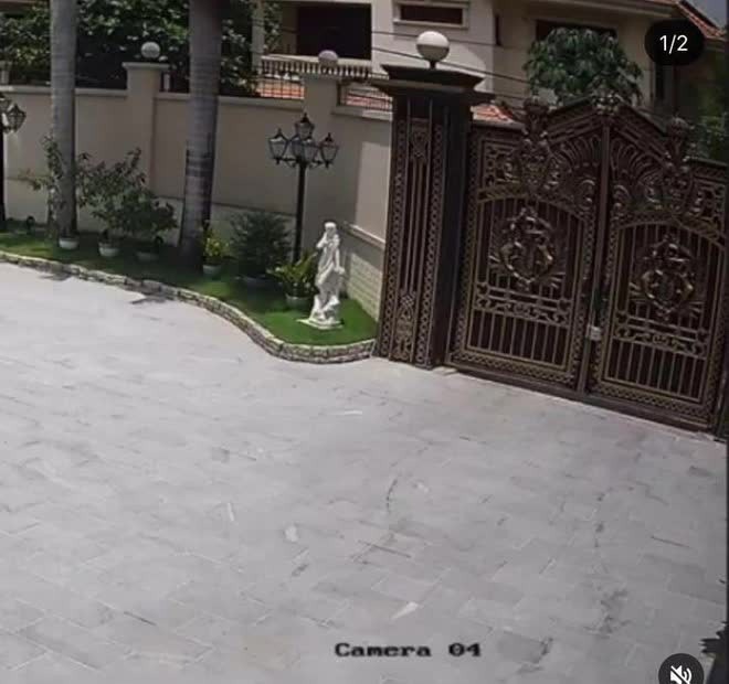 ben trong phong rieng cua ai nu nha linh rin phillip nguyen tone trang chu dao cuc ky ngan nap3