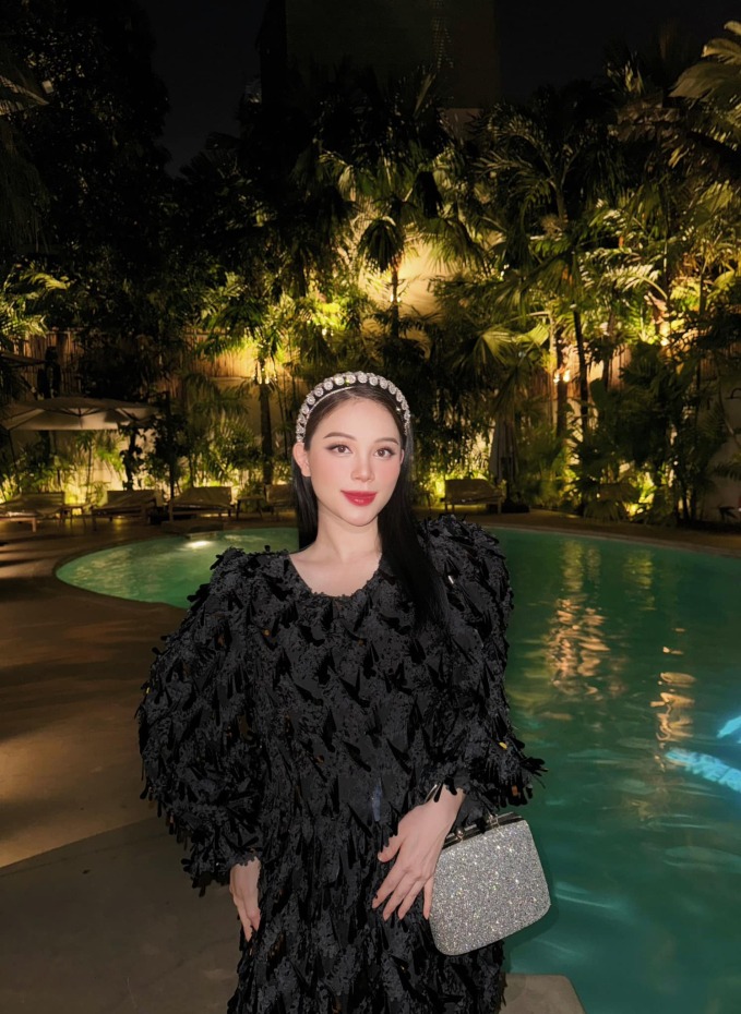 ben trong phong rieng cua ai nu nha linh rin phillip nguyen tone trang chu dao cuc ky ngan nap9
