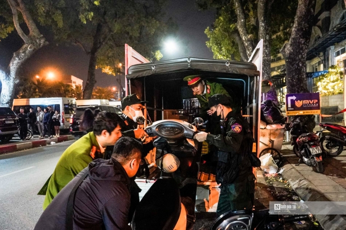 anh ha noi nhieu thanh thieu nien vi pham giao thong bi xu phat trong dem giao thua10 anh ha noi nhieu thanh thieu nien vi pham giao thong bi xu phat trong dem giao thua10