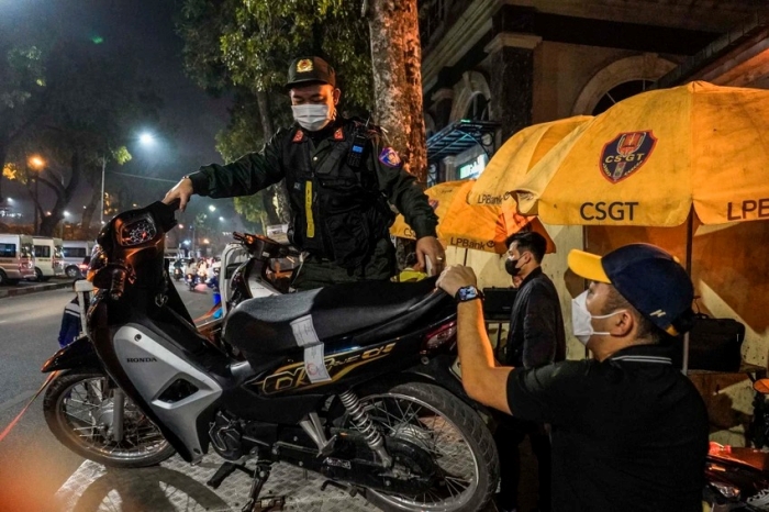anh ha noi nhieu thanh thieu nien vi pham giao thong bi xu phat trong dem giao thua12 anh ha noi nhieu thanh thieu nien vi pham giao thong bi xu phat trong dem giao thua12