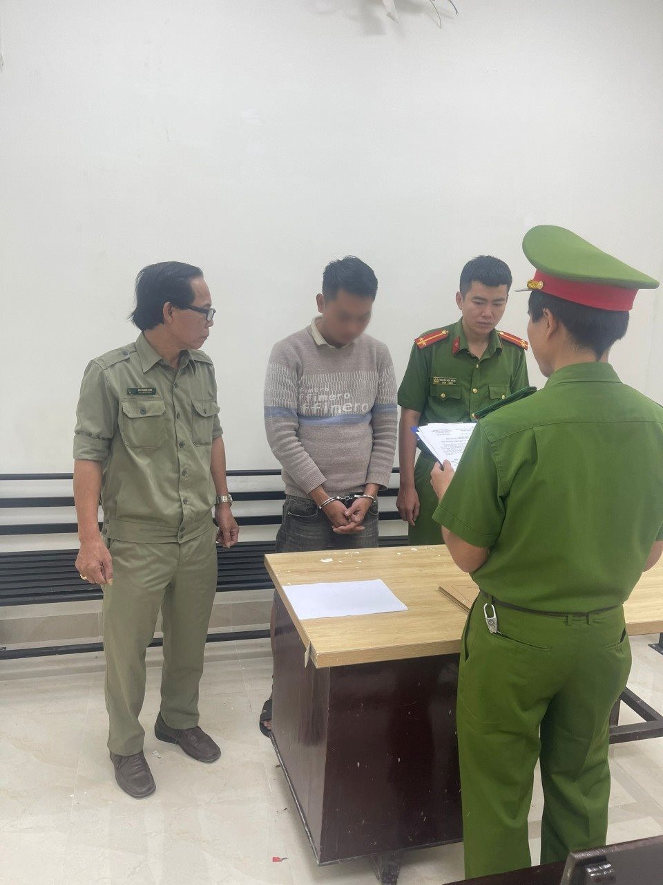 bat doi tuong chem nguoi khac dut lia 4 ngon tay sau hon 10 ngay gay an