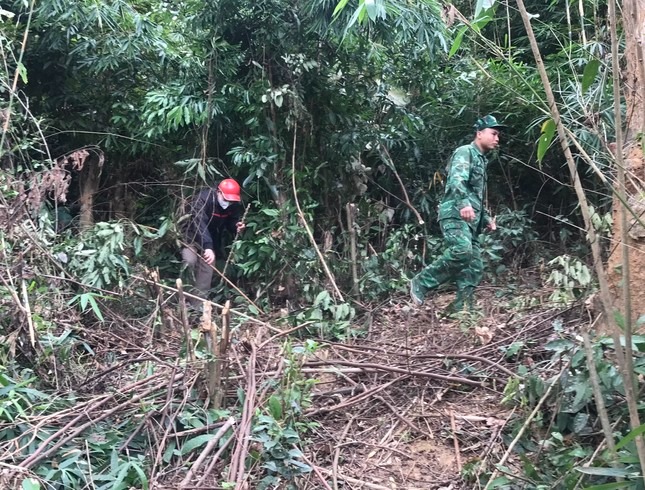 thieu ta cong an ke lai khoanh khac tim thay be gai 2 tuoi bi lac hon 1 ngay trong rung o nghe an thieu ta cong an ke lai khoanh khac tim thay be gai 2 tuoi bi lac hon 1 ngay trong rung o nghe an