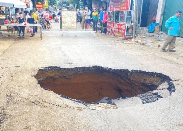 ho tu than bat ngo xuat hien o hoa binh 7 ho dan phai di doi1 ho tu than bat ngo xuat hien o hoa binh 7 ho dan phai di doi1