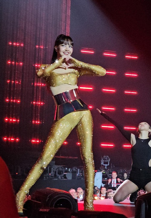 lisa blackpink duoc dich than de nhat phu nhan phap dat tay vao vi tri trung tam khi chup hinh ky niem lisa blackpink duoc dich than de nhat phu nhan phap dat tay vao vi tri trung tam khi chup hinh ky niem