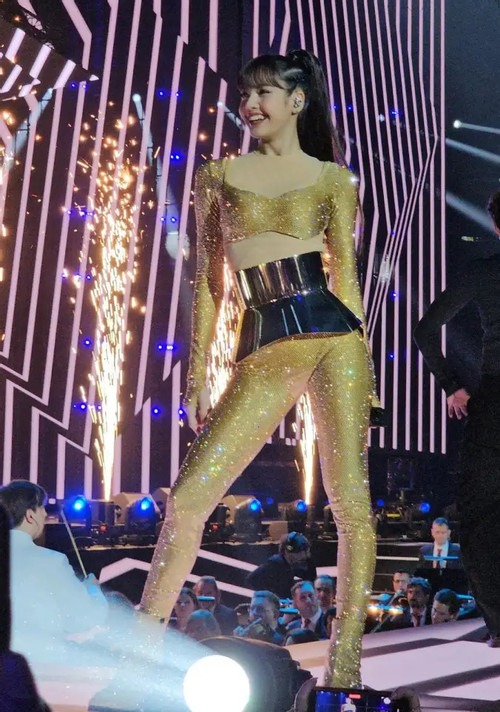 lisa blackpink duoc dich than de nhat phu nhan phap dat tay vao vi tri trung tam khi chup hinh ky niem1 lisa blackpink duoc dich than de nhat phu nhan phap dat tay vao vi tri trung tam khi chup hinh ky niem1