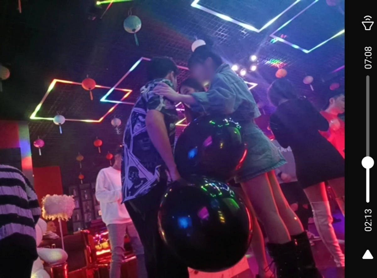 ha noi quan bar ban bong cuoi dien ra ngang nhien tao bao1 ha noi quan bar ban bong cuoi dien ra ngang nhien tao bao1