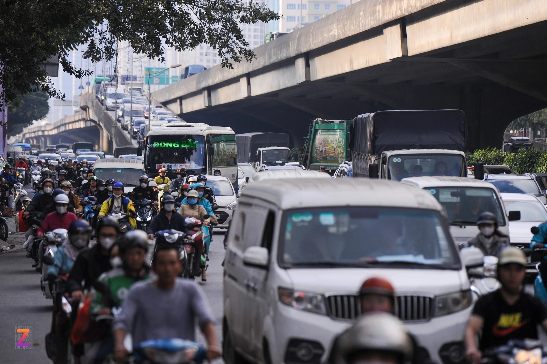 duong pho ha noi un tac trong ngay can tet nguoi dan chat vat di chuyen2 duong pho ha noi un tac trong ngay can tet nguoi dan chat vat di chuyen2
