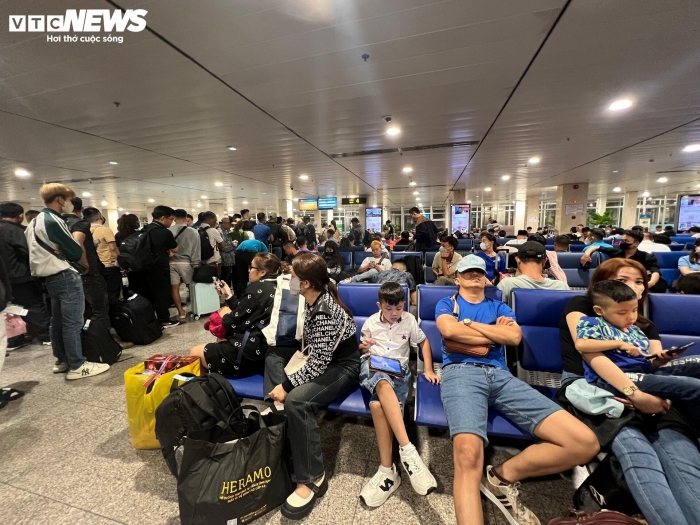 anh san bay tan son nhat dong nghet trong ngay 27 tet nhieu hanh khach nam ngoi la liet4 anh san bay tan son nhat dong nghet trong ngay 27 tet nhieu hanh khach nam ngoi la liet4