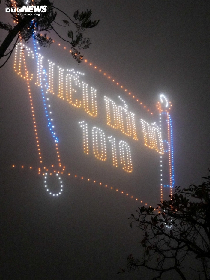 anh hinh rong thoi ly tao boi 2024 thiet bi bay khong nguoi lai ruc sang tren bau troi ha noi11