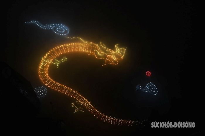 anh hinh rong thoi ly tao boi 2024 thiet bi bay khong nguoi lai ruc sang tren bau troi ha noi3