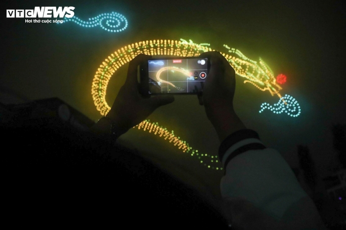 anh hinh rong thoi ly tao boi 2024 thiet bi bay khong nguoi lai ruc sang tren bau troi ha noi4