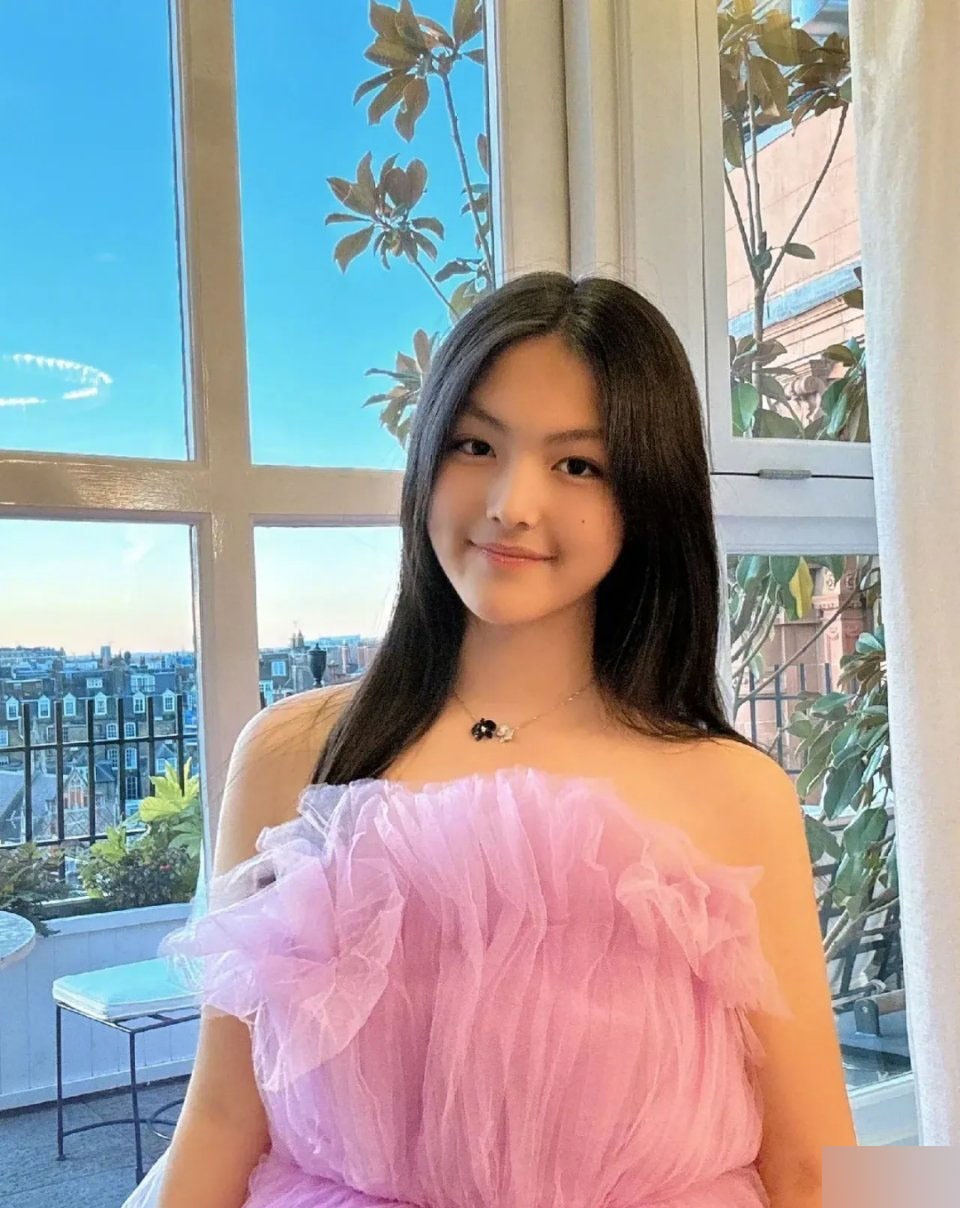 con gai cua nu mc giau nhat trung quoc sinh ra da ngam thia vang lich hoc gay choang1