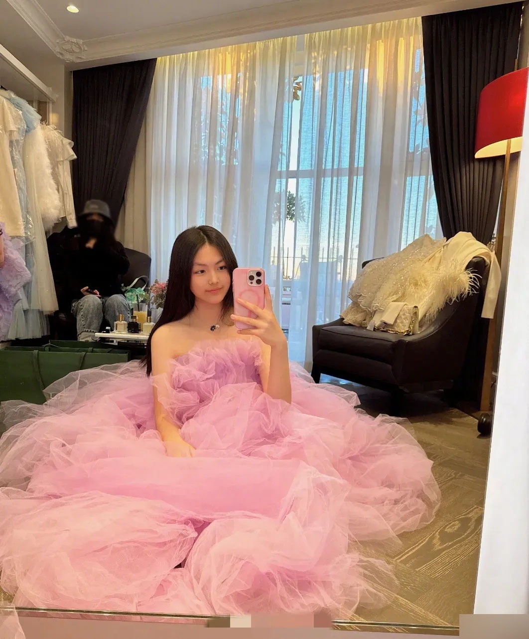 con gai cua nu mc giau nhat trung quoc sinh ra da ngam thia vang lich hoc gay choang2