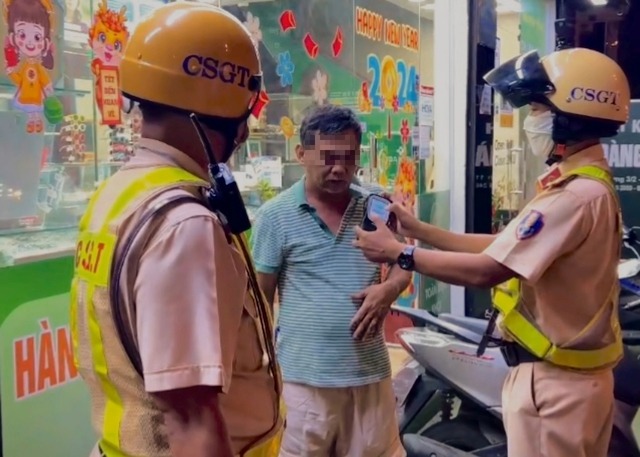 csgt tphcm kiem tra nong do con toi 28 tet nguoi buoc di khong vung nguoi nga nhao ra duong