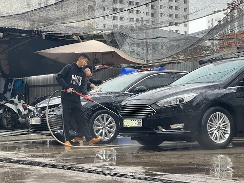 dich vu rua xe tang gia manh vao ngay sat tet chu tiem bao khong rua thi thoi1