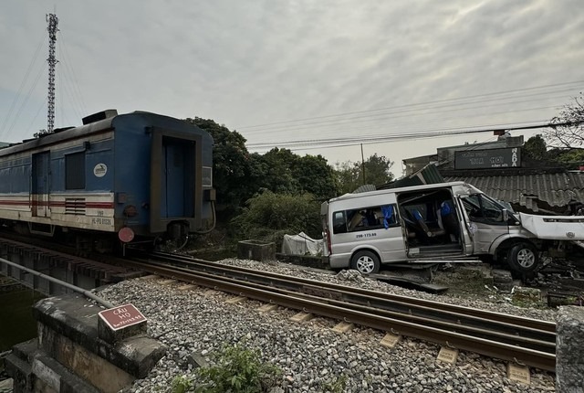 hien truong vu o to 16 cho va cham voi tau hoa 8 nguoi nhap vien