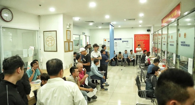 ha noi nguoi dan xep hang cho cap doi giay phep lai xe1