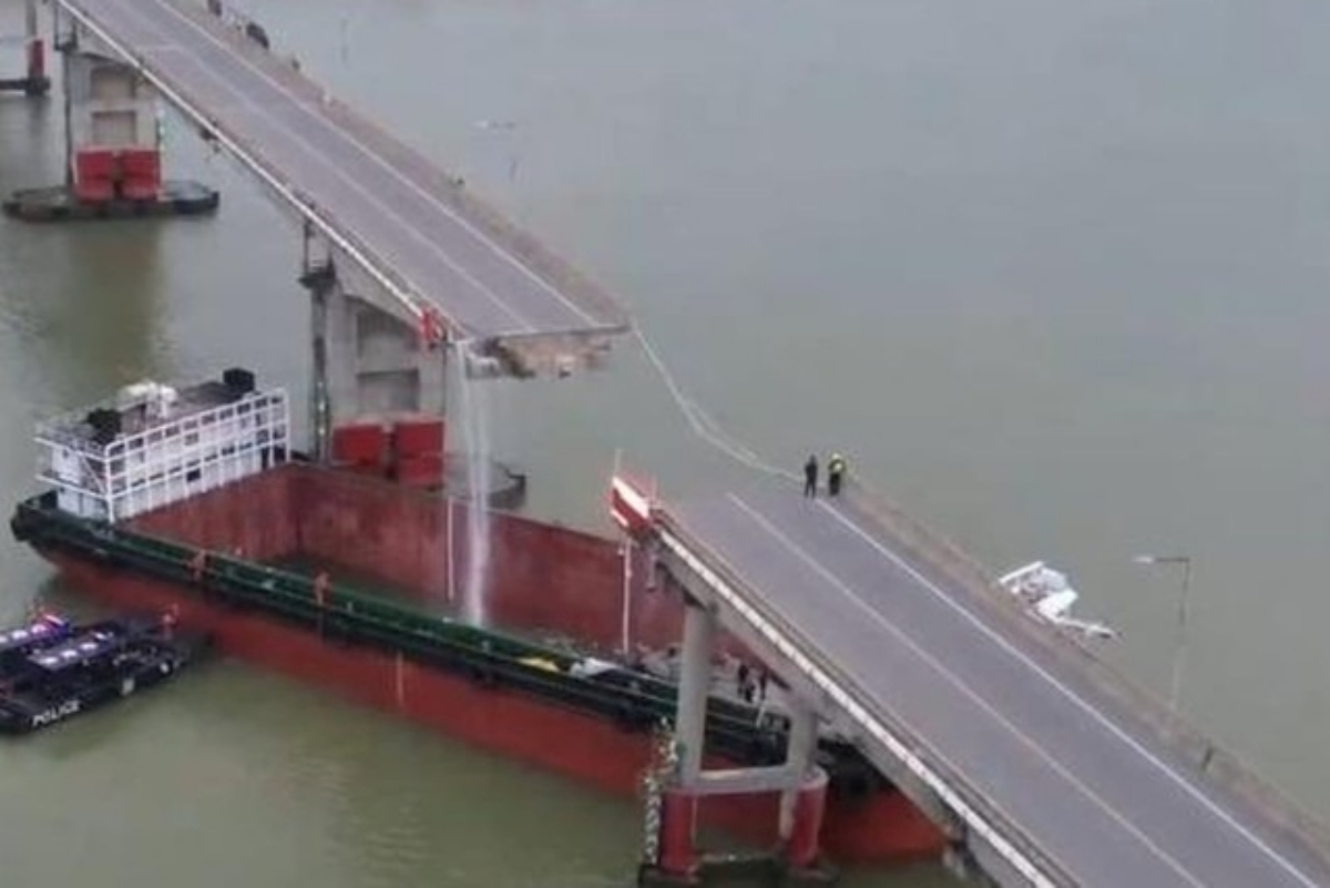 trung quoc tau cho hang dam gay cau 2 nguoi tu vong 3 nguoi mat tich