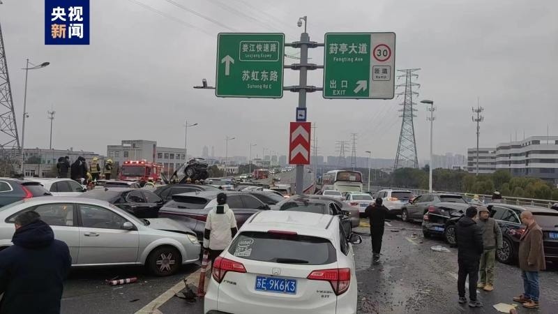 trung quoc hon 100 o to dam lien hoan 9 nguoi bi thuong