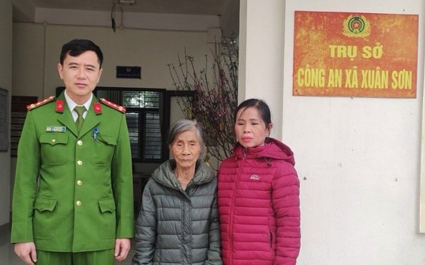cong an xa giup cu ba 85 tuoi tro ve doan tu voi gia dinh sau hon 2 nam that lac cong an xa giup cu ba 85 tuoi tro ve doan tu voi gia dinh sau hon 2 nam that lac