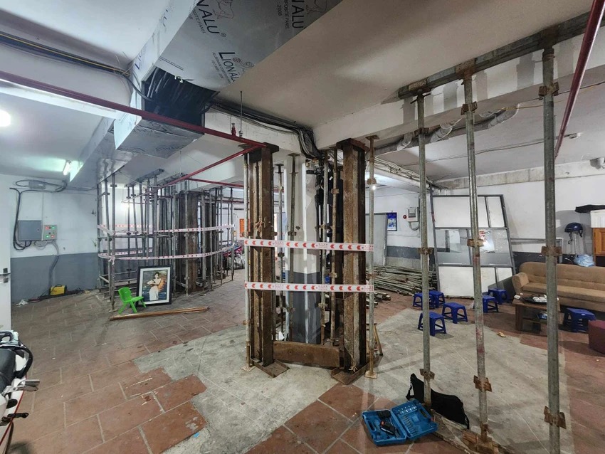 ha noi cot be tong o tang 1 chung cu mini nut toac gan 60 ho dan phai di doi