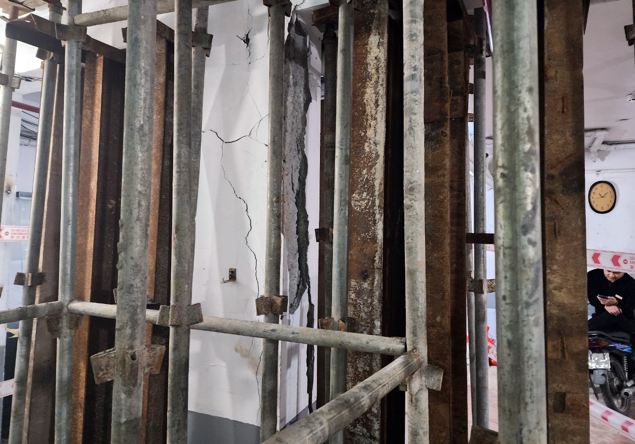 ha noi cot be tong o tang 1 chung cu mini nut toac gan 60 ho dan phai di doi1