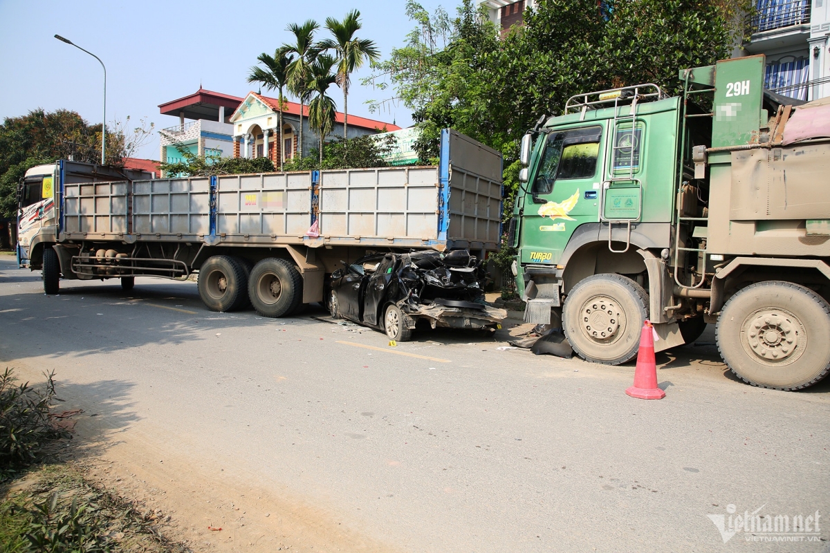 ha noi xe con nam bep dum duoi gam xe tai sau va cham 3 nguoi thuong vong