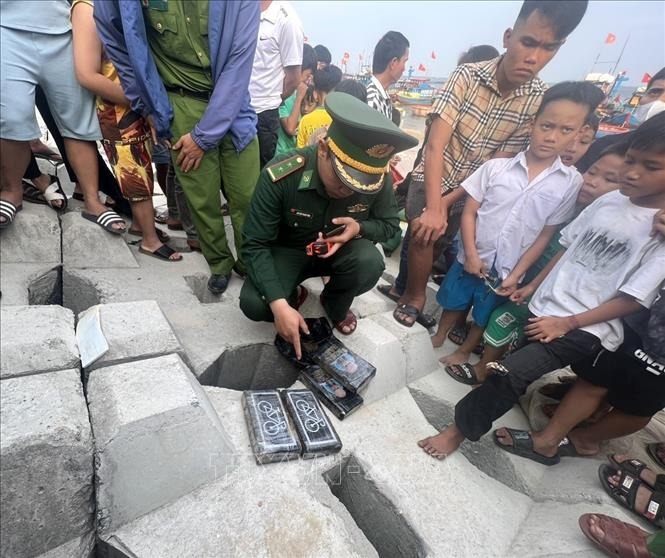 An ninh - Hình sự - Quảng Ngãi: Phát hiện 4 gói nilon màu đen nghi chứa cocaine tại khu vực kè biển