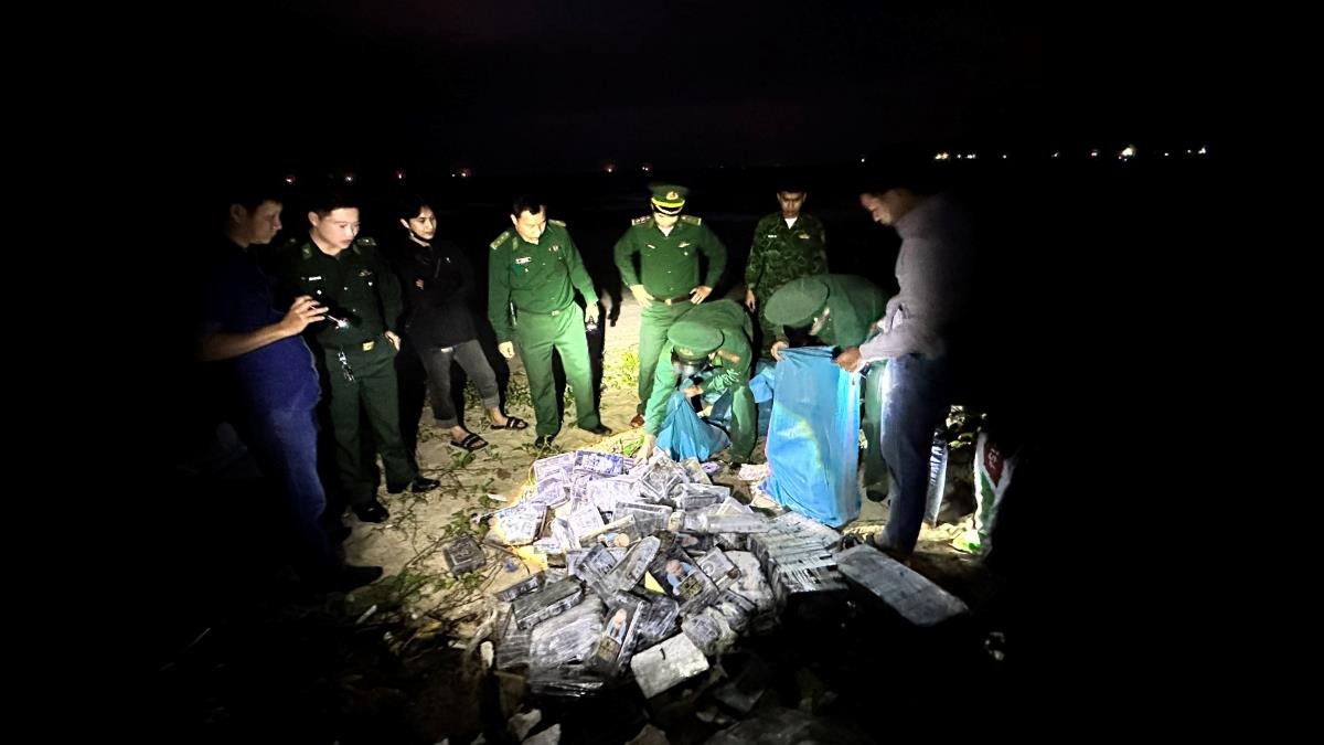 An ninh - Hình sự - Quảng Ngãi: Phát hiện 4 gói nilon màu đen nghi chứa cocaine tại khu vực kè biển (Hình 2).