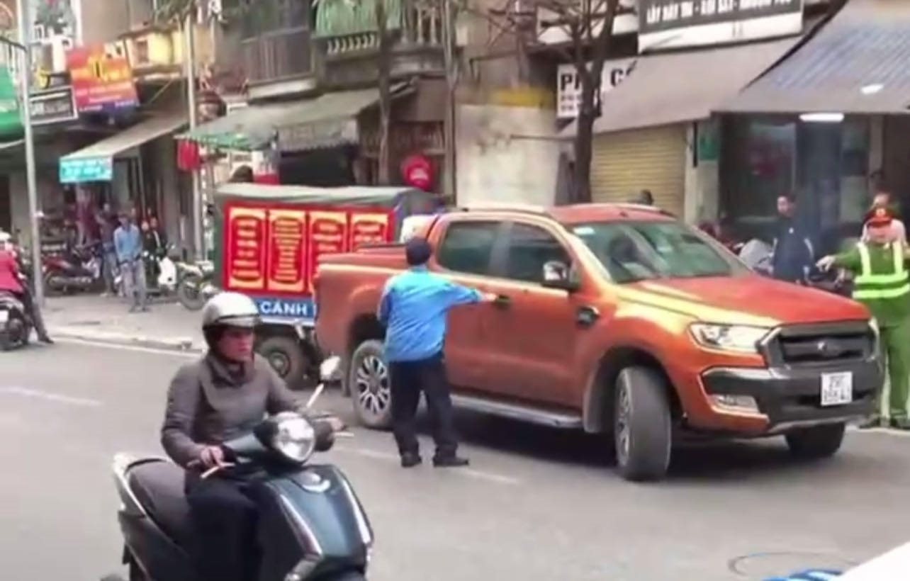 tai xe ro ga bo chay khi bi dung xe de xu ly loi va cham voi nhieu phuong tien tai xe ro ga bo chay khi bi dung xe de xu ly loi va cham voi nhieu phuong tien