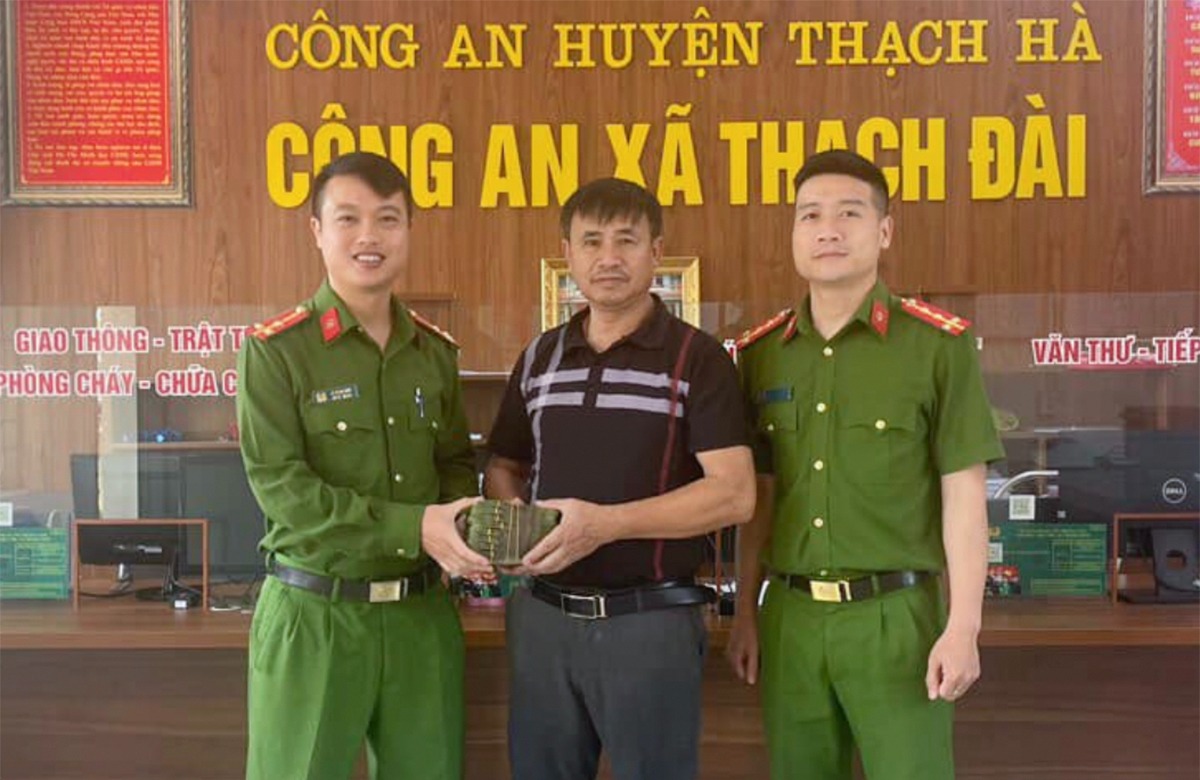nguoi dan tra lai 100 trieu dong roi tu noc o to dang chay xuong duong