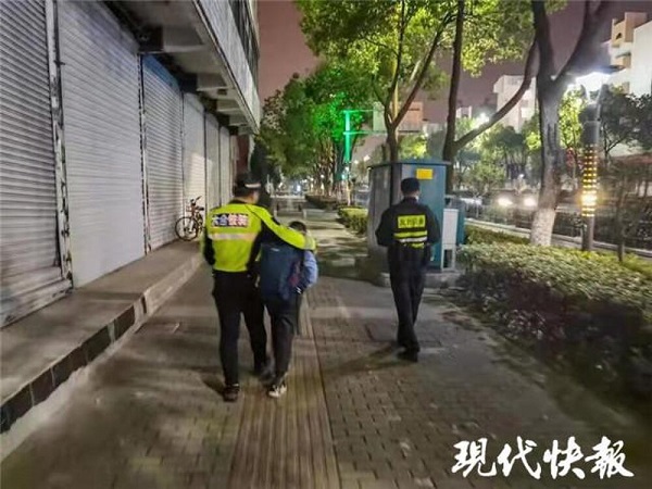 cau be di den nghia trang nua dem 1 cau be di den nghia trang nua dem 1